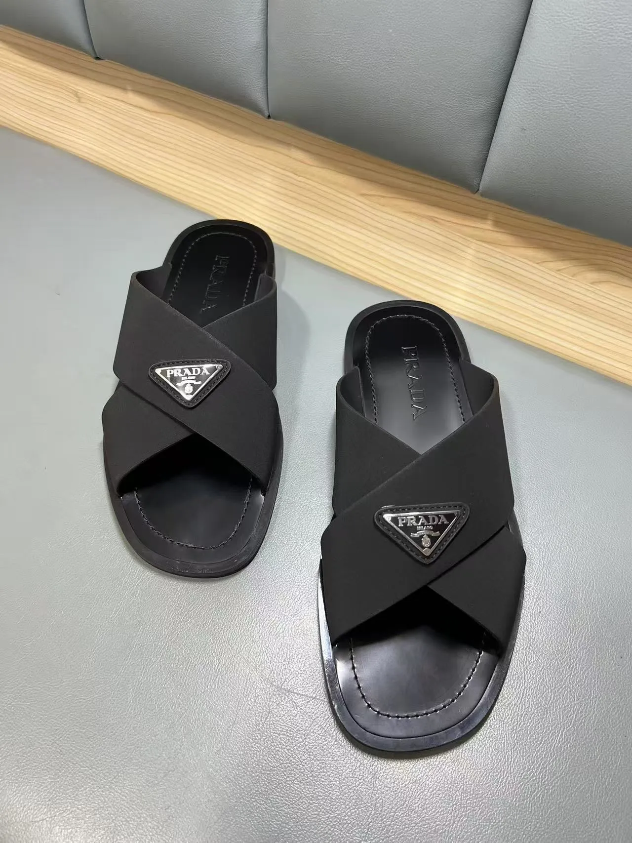 340💰PRADA Prada’s latest slippers are synchronized with the official website. This slipper is made of the brand’s unique and iconic Saffiano leather. The brand logo jumps out from the double straps, and the brand style is clearly visible. Cowhide gives men elegant charm and functional design, making it an ideal choice for vacation and leisure. Size:38-45